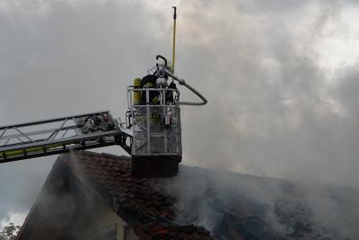 Aldingen: Schweissarbeiten an einem Oldtimer loesen Gebaeudebrand aus